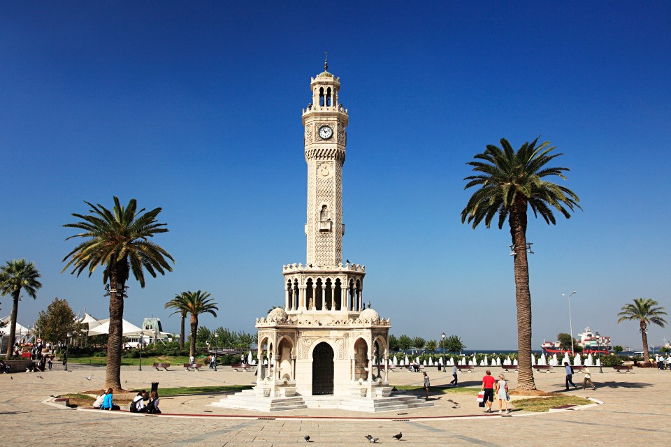 Kordon's Konak Square is known for the distinctive marble and stone Clock Tower in its centre which dates back to 1901.