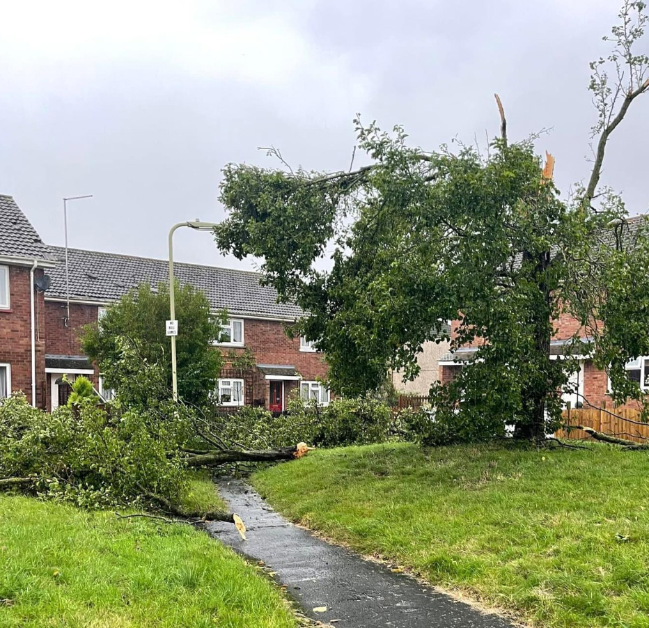 UK weather: Met Office issues 23-hour thunderstorm warning for TODAY as flooding, lightning & large hail strikes nation