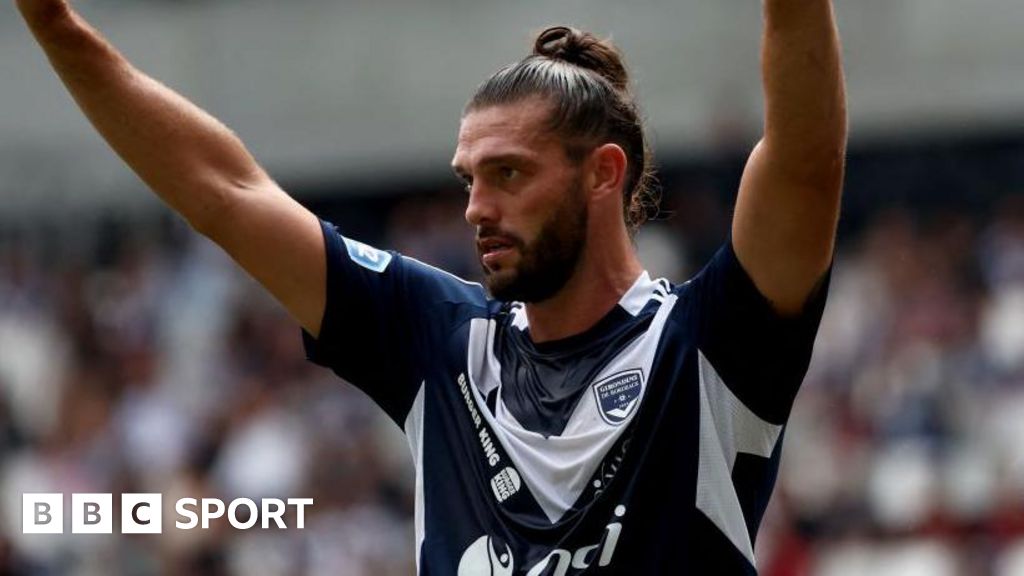 Andy Carroll scores twice on debut for fourth-tier Bordeaux