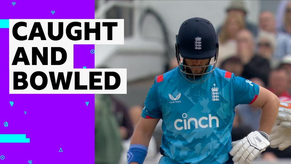 England v Australia: Ben Duckett goes for 95 to Marnus Labuschagne caught and bowled