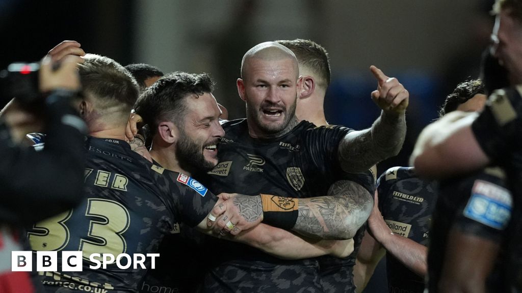 Super League: Salford Red Devils 6-14 Leigh Leopards: Adrian Lam's side battle to reach semis