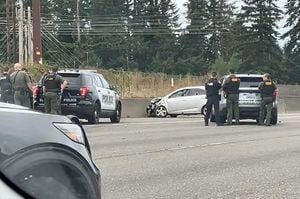 Everett shooting suspect dead following police pursuit and crash on I-5