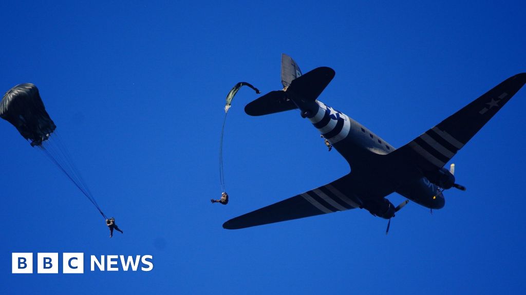 Hundreds of paratroopers leap to mark daring WW2 offensive