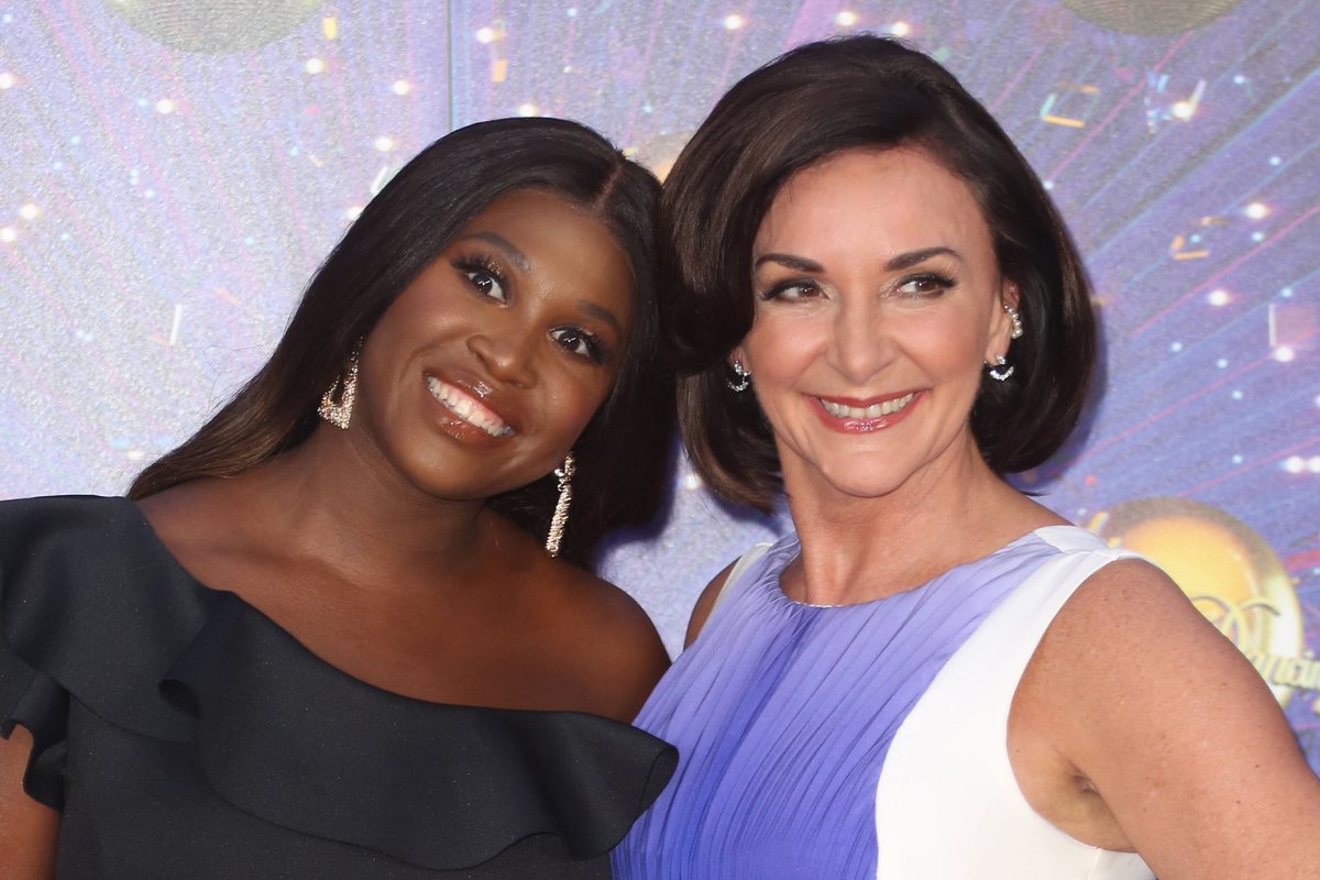 Strictly Come Dancing: Shirley Ballas kisses Motsi Mabuse during first live show