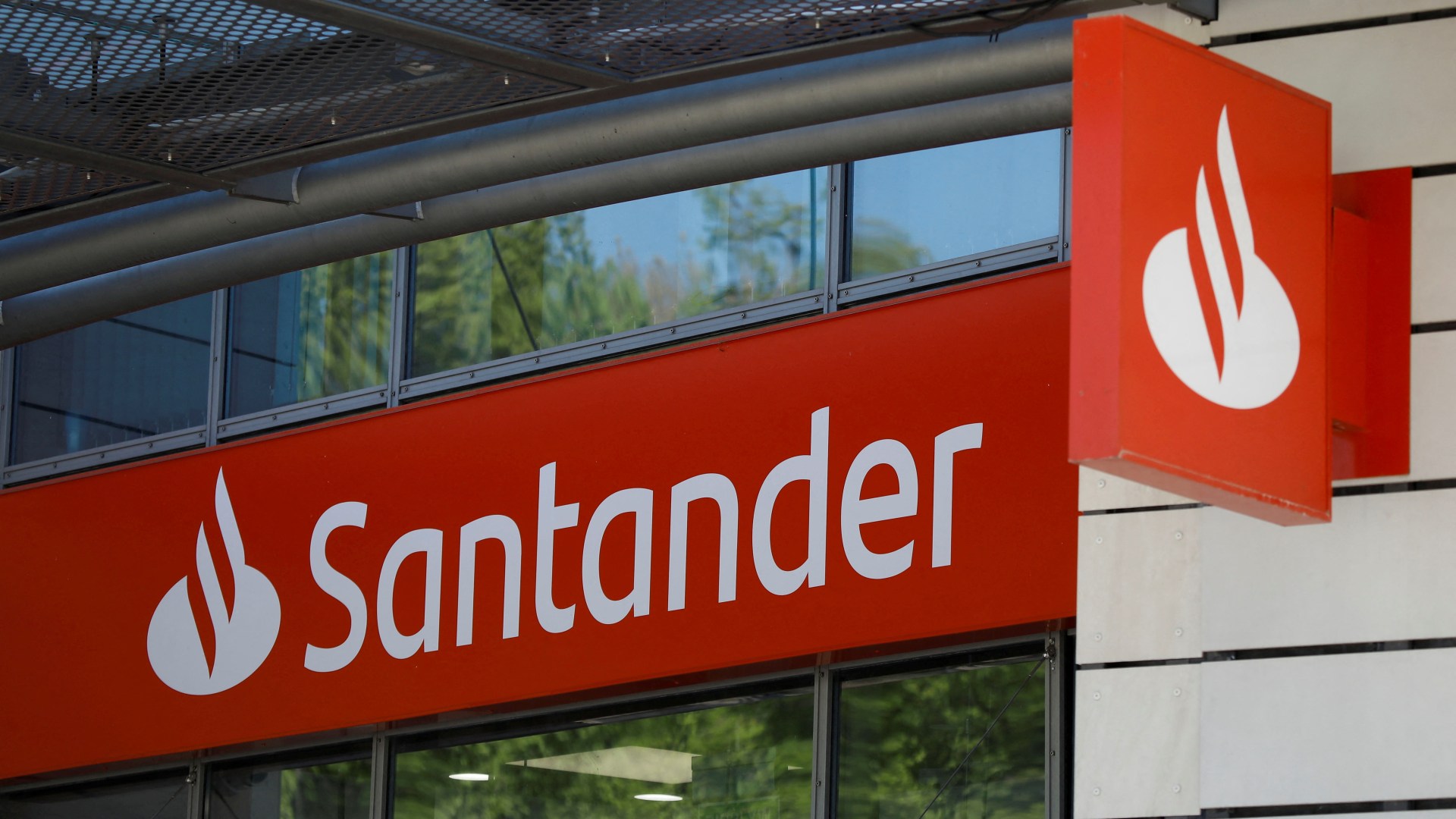 Santander down UPDATES: Banking app back online after three-hour outage causes chaos