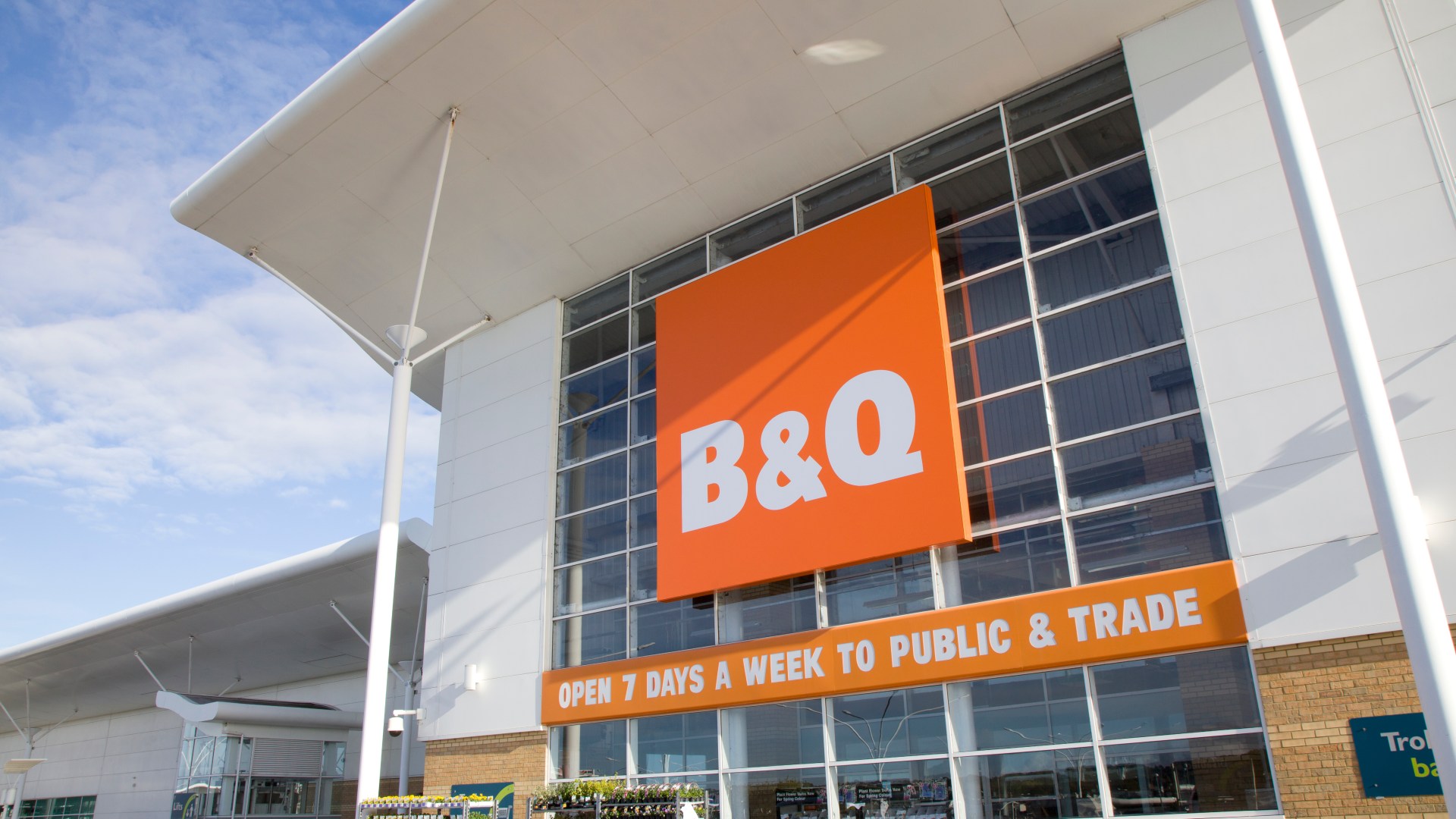 'Extreme saving' say B&Q shoppers rushing to buy summer garden essential scanning for £30 instead of £120