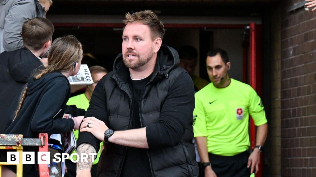 Rob Elliot: Gateshead boss set to be named Crawley Town manager