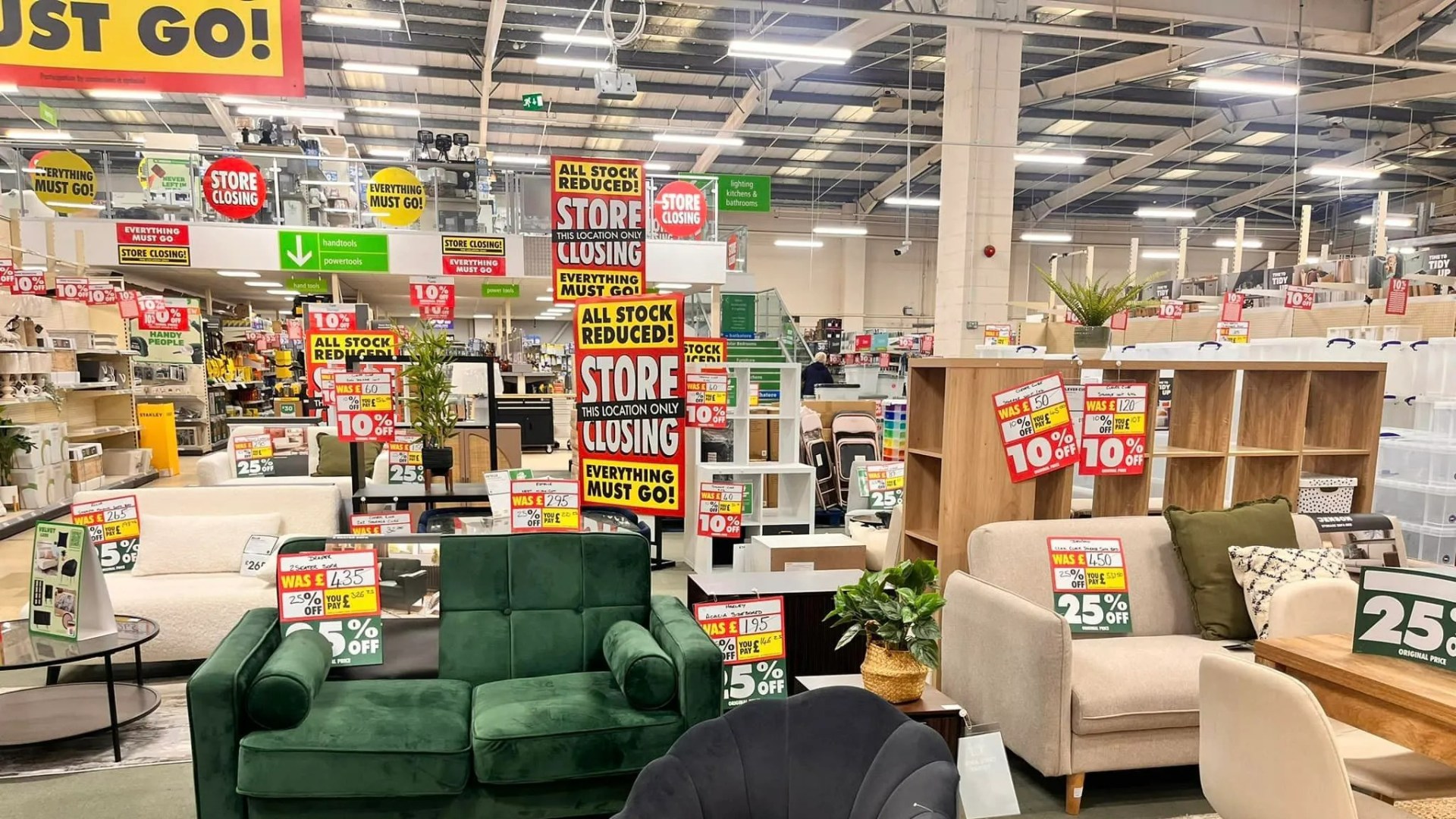 Major DIY chain launches huge closing down sale as it shuts six branches before Christmas