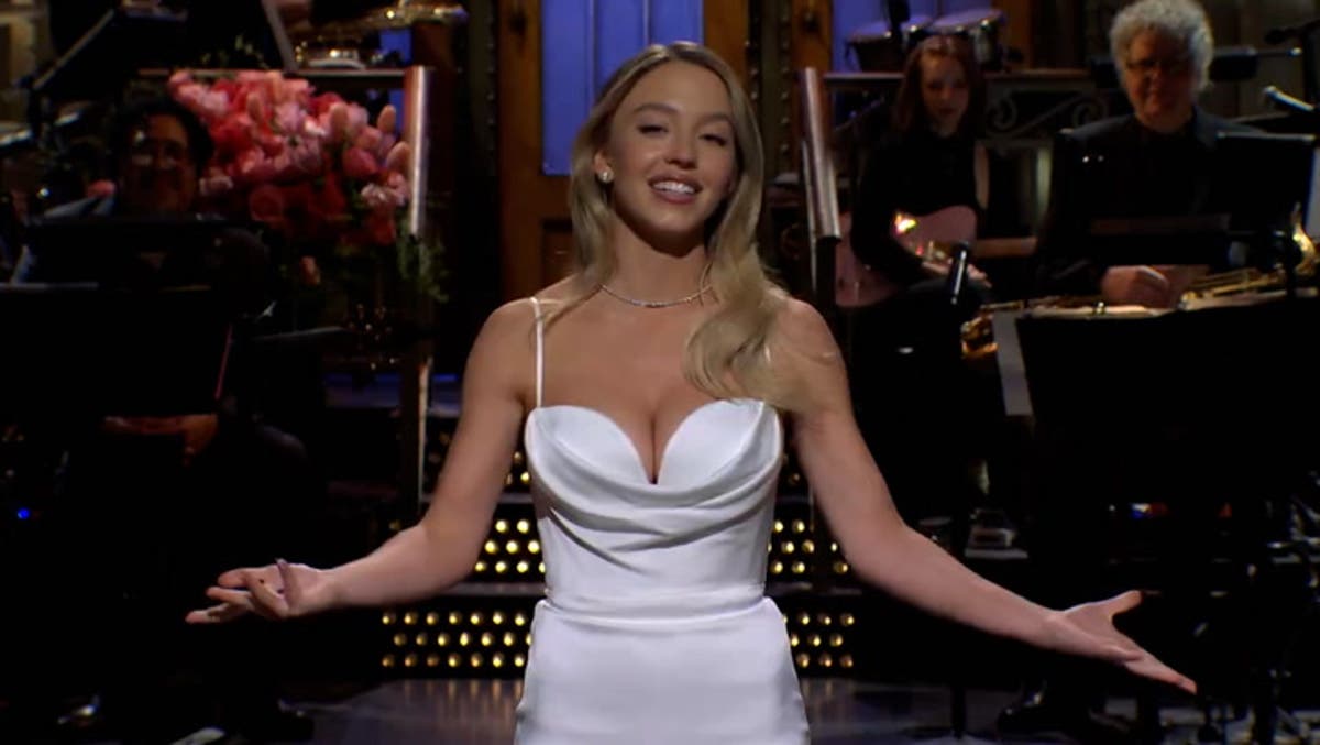 Sydney Sweeney ‘practically begged’ SNL cast to ‘make jokes about my boobs’