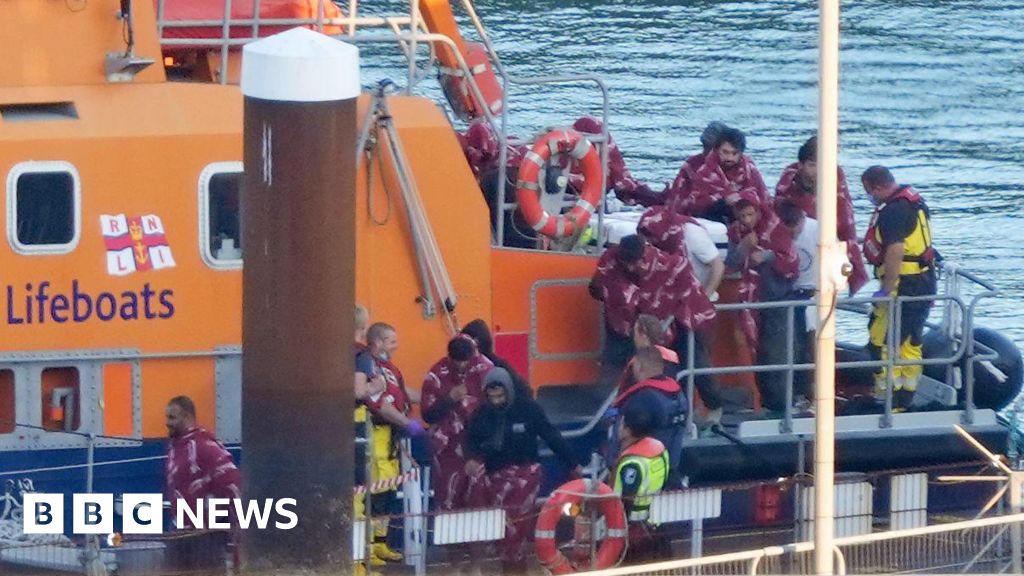 More than 900 people arrive in small boats in a day