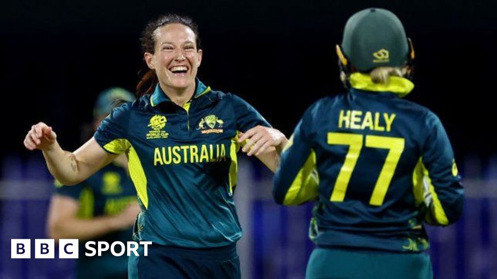 Women's T20 World Cup: Australia thrash New Zealand as Megan Schutt takes 3-3 and Beth Mooney hits 40