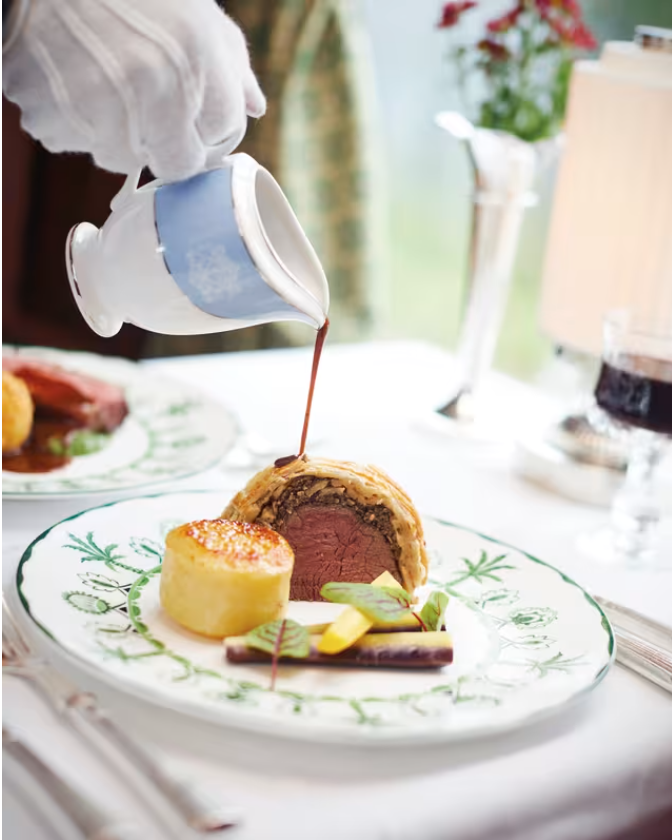 Passengers can enjoy a variety of meals while on board, including brunch, a champagne afternoon tea, or a gourmet dinner