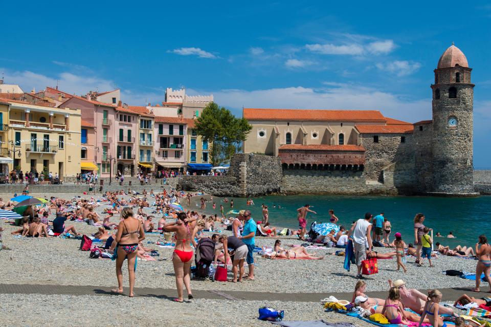 It has shingle beaches along the coastline