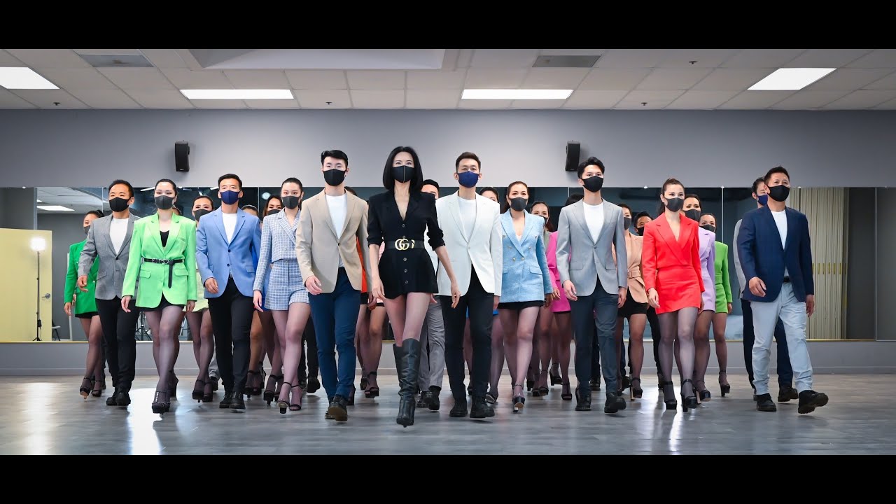 Super male and female models Fashion Show! What to wear in the High Tech office :-)