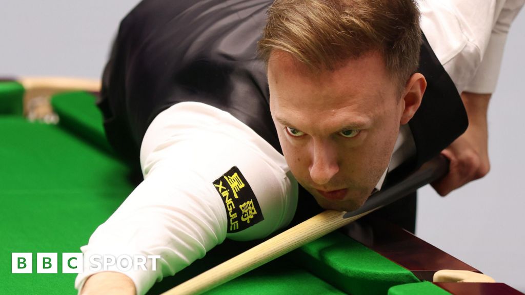 Wuhan Open: Judd Trump overcomes cue mix-up to beat John Higgins and reach quarter-finals