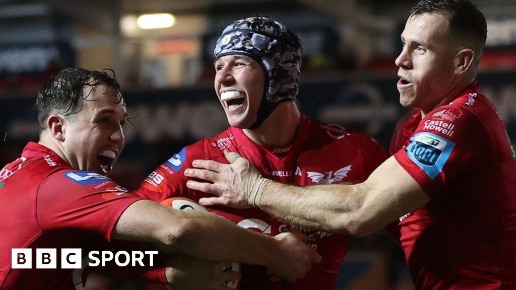 Scarlets 23-22 Bulls: Hosts celebrate win against 14-man visitors