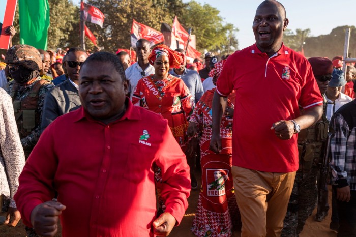 Daniel Chapo, right, and incumbent president of Mozambique Filipe Nyusi, left