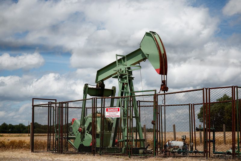 Oil prices fall by more than $1 on deflation worries in China