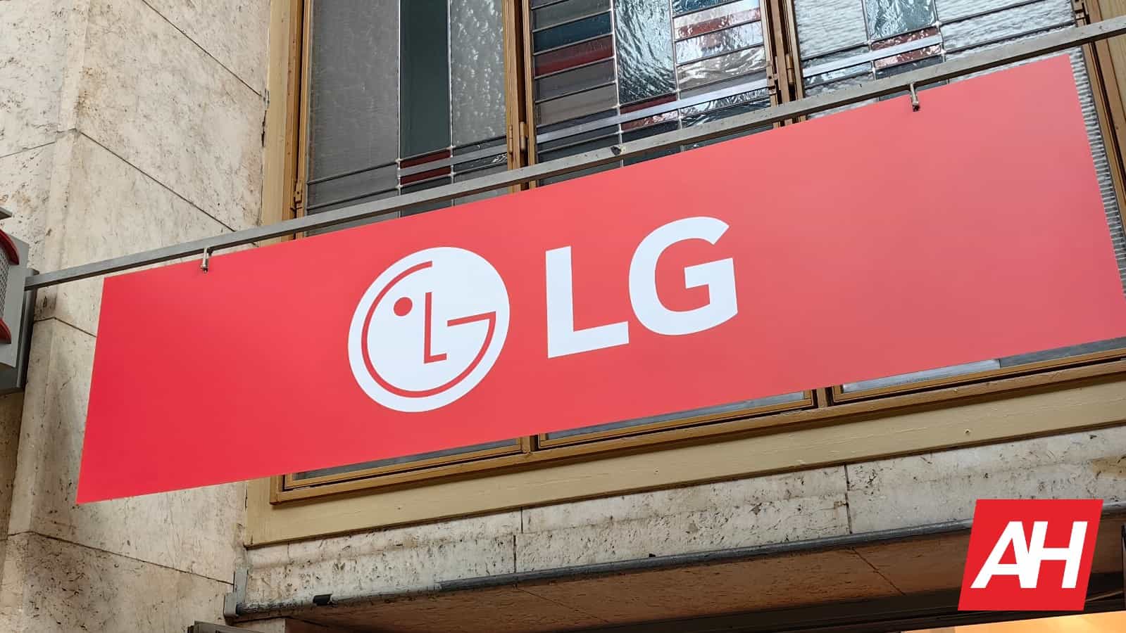 Featured image for LG still working on Rollables, despite Exiting the Smartphone Market in 2021