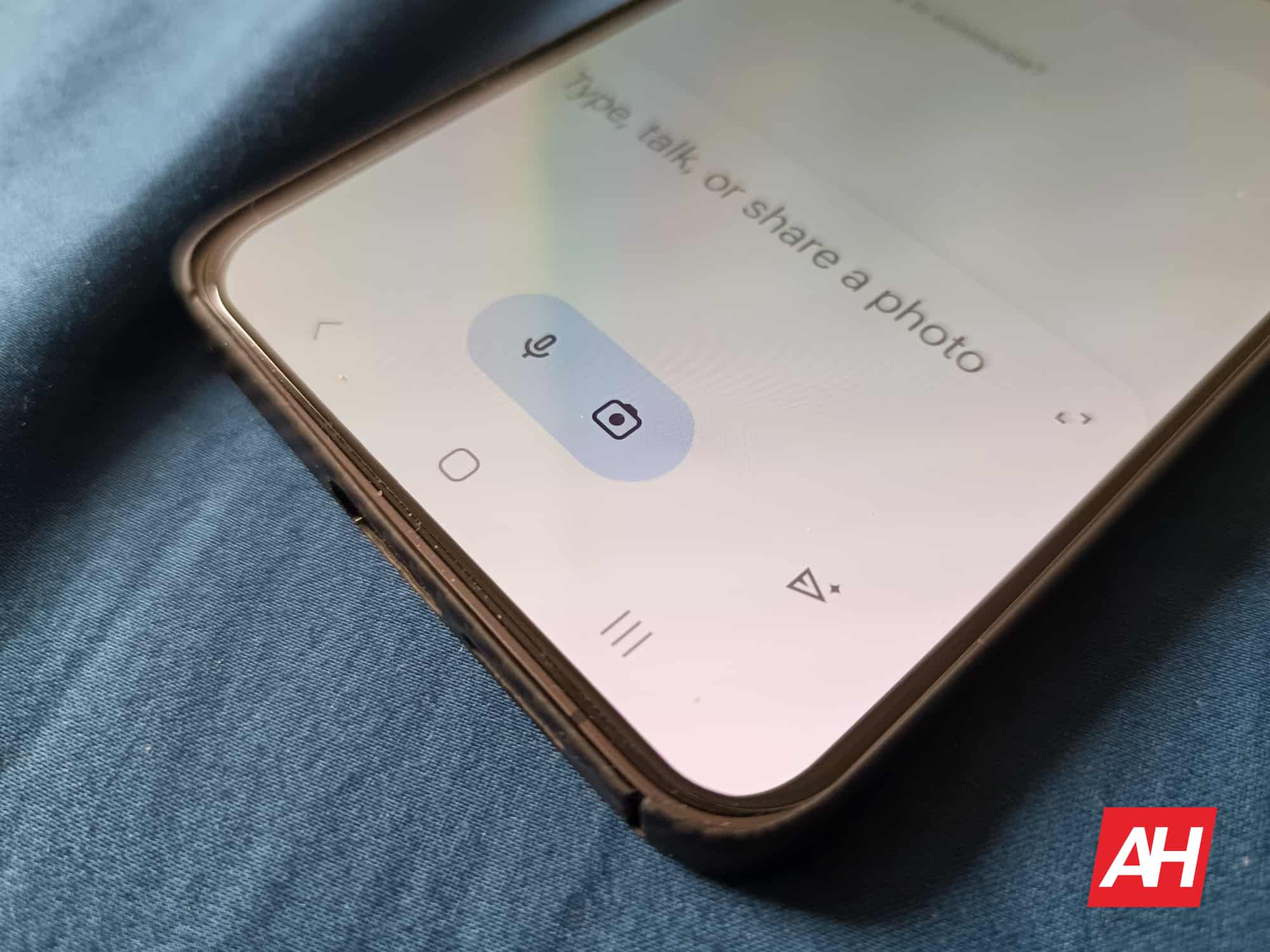 Featured image for Gemini may soon be able to manage calls on locked devices