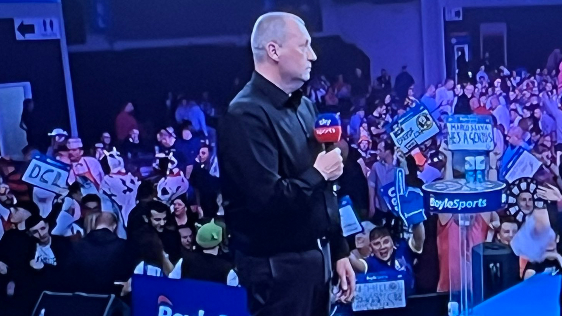 Wayne Mardle's savage three-word response after darts fan's girlfriend calls him a 'fat Steve Davis'