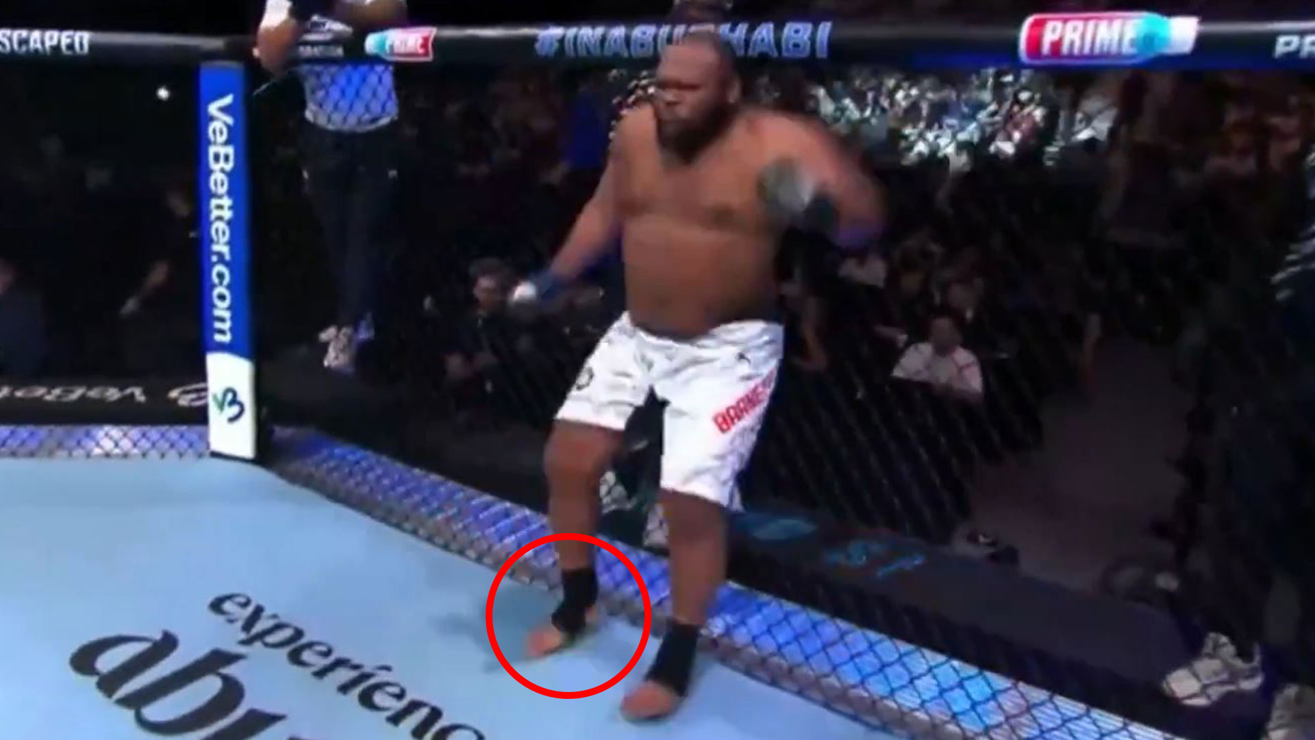 Pumped up UFC star appears to injure himself BEFORE fight as fans spot painful moment and say 'that backfired'