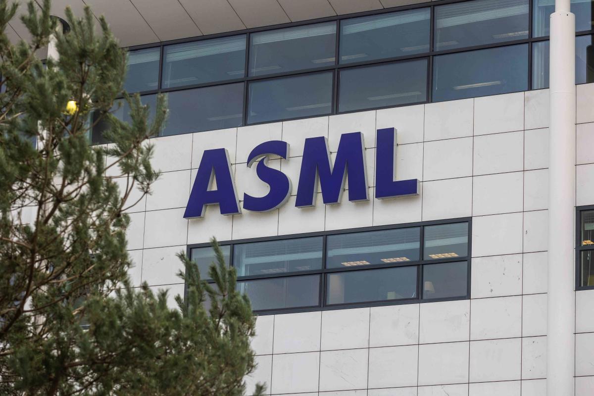 ASML Stock Tanks After Its Unexpectedly Early Results Include Weak Outlook