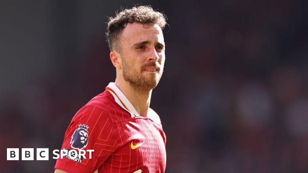 Diogo Jota: Liverpool striker out for a month with rib injury