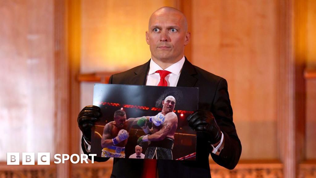 Usyk vs Fury: Oleksandr Usyk asks Tyson Fury to sign picture of him being punched