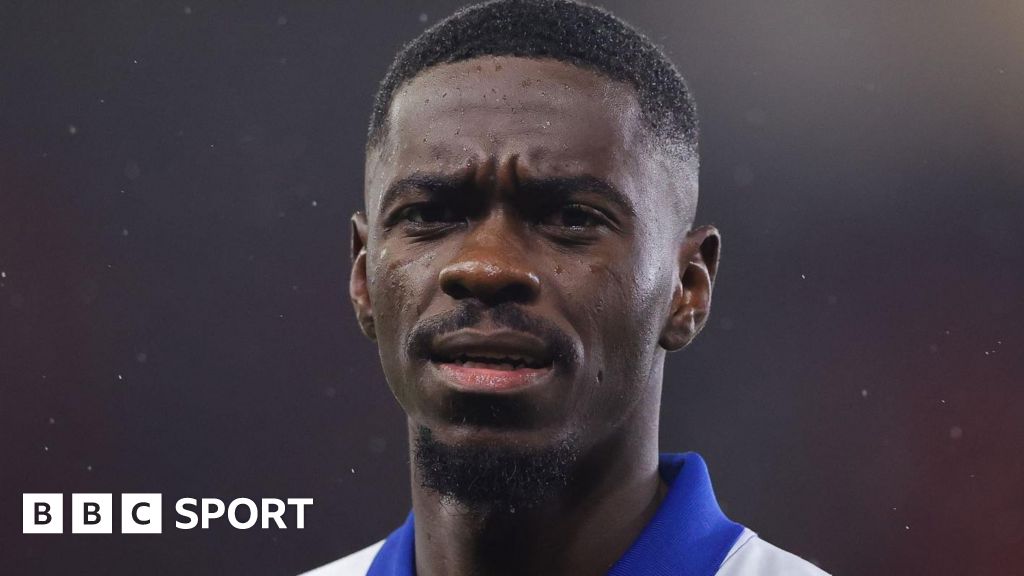 Axel Tuanzebe: Ipswich Town defender sustains freak hand injury while washing up