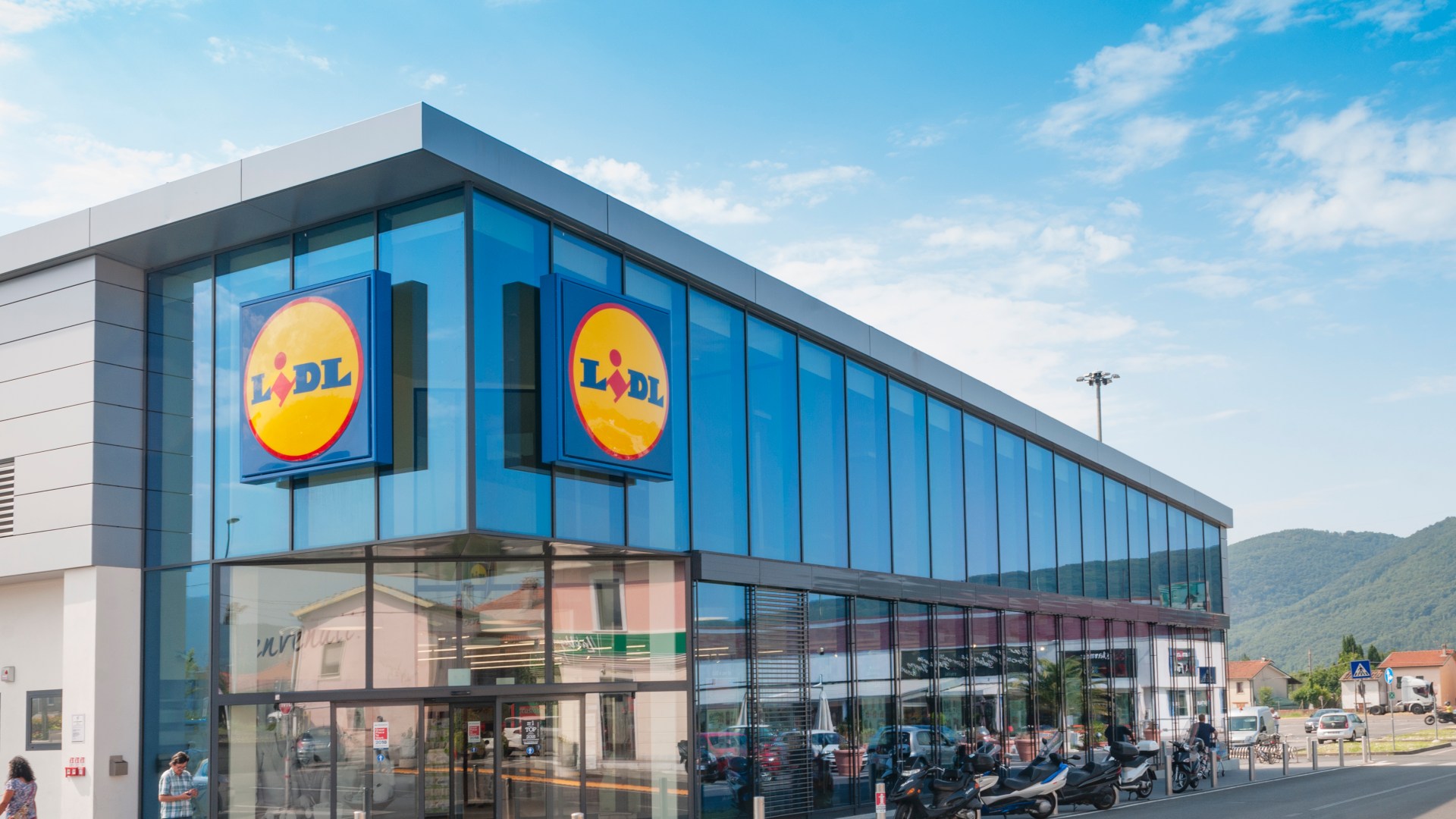 'Here we come' rave shoppers as Lidl brings back USA week with beloved snacks - from fried chicken to toaster tarts