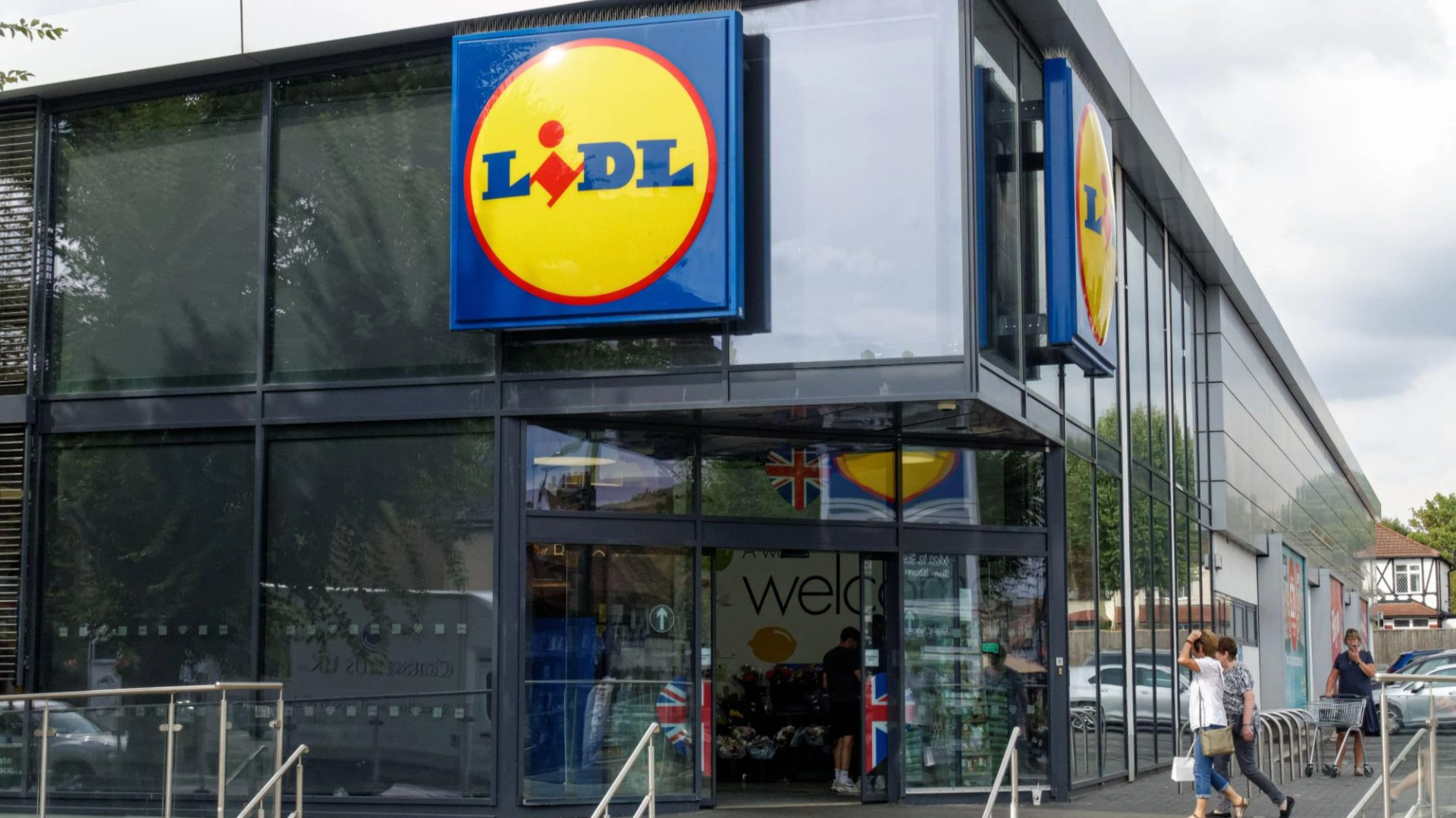 Lidl shoppers rush to buy 'beautiful' seasonal homeware essentials for just £4