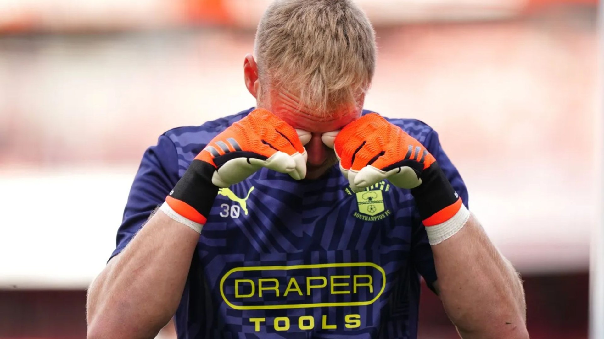 Aaron Ramsdale breaks down in tears on pitch after Arsenal fans' reception on return to Emirates Stadium