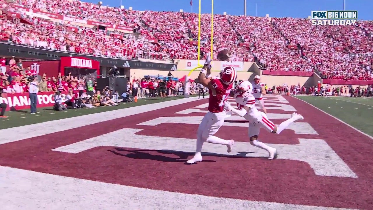 Tayven Jackson links up with Elijah Sarratt for a 15-yard TD, extending Indiana