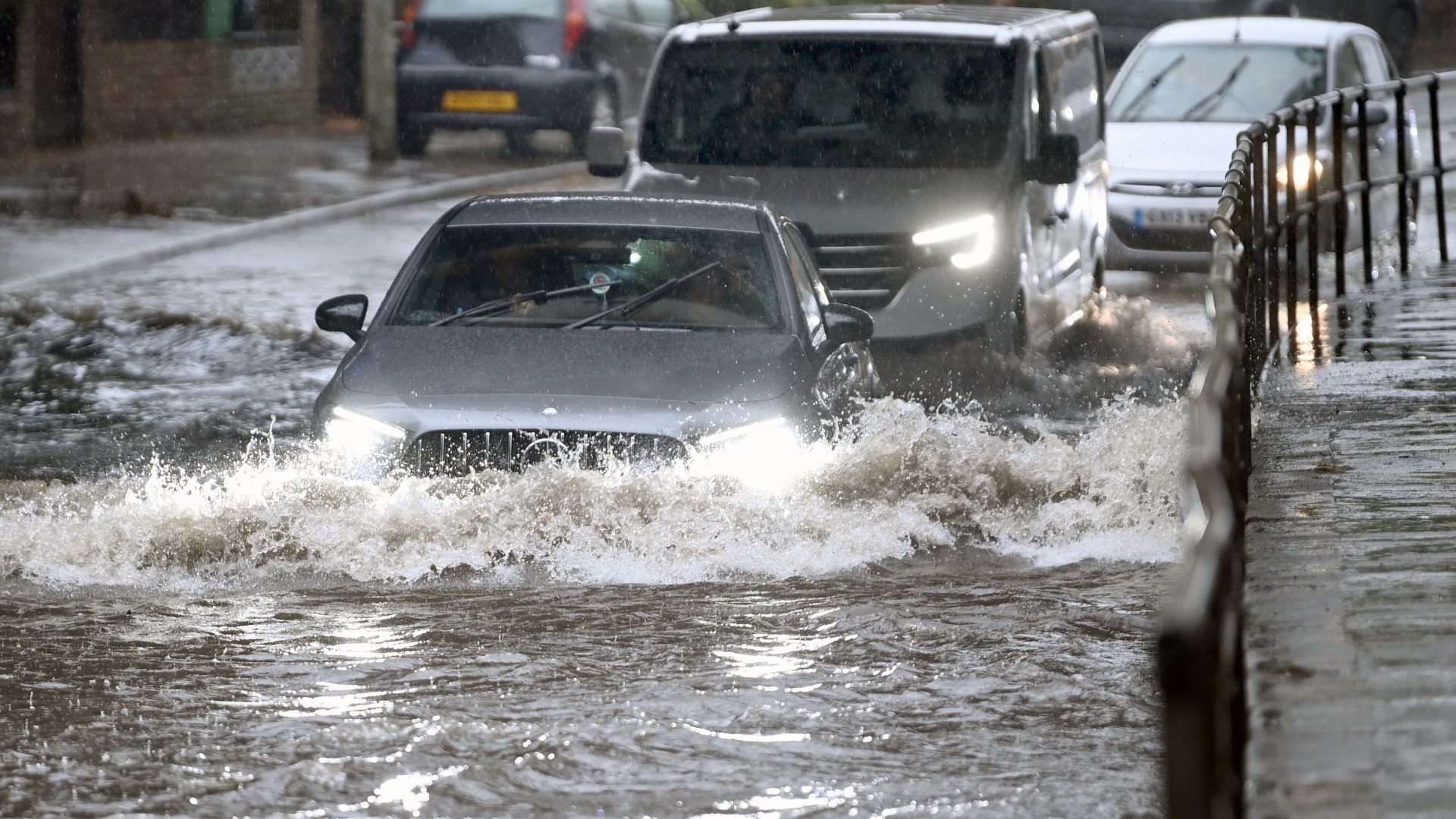 UK weather: Map reveals exact spot 'flooding is likely' TODAY as heavy rain lashes Britain - is your town on the list?