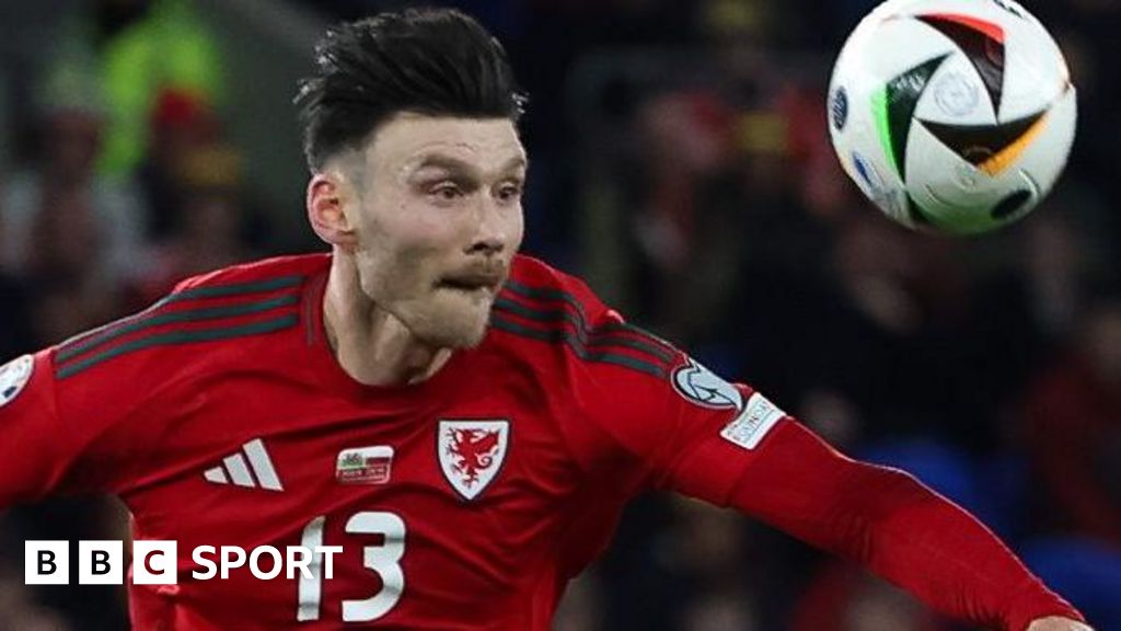 Kieffer Moore: Wales suffer striker blow for Nations League games