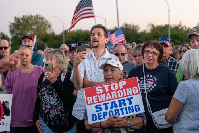 Anti-migrant protesters