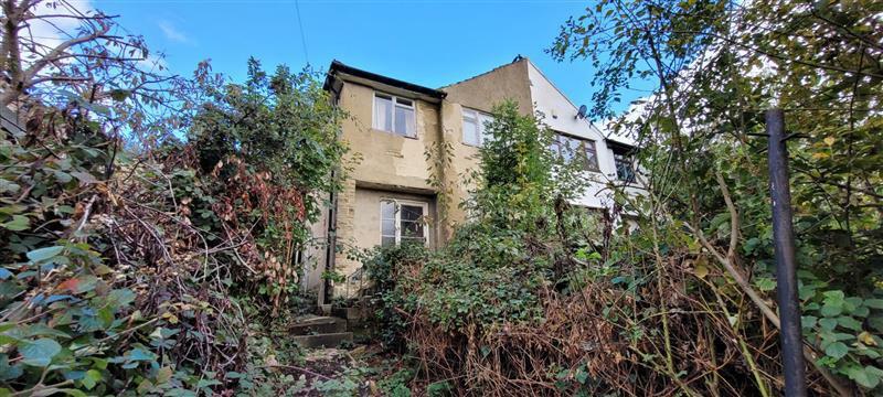 Filthy house sells for £50k more than guide price at auction - despite rubbish piled up to the windows