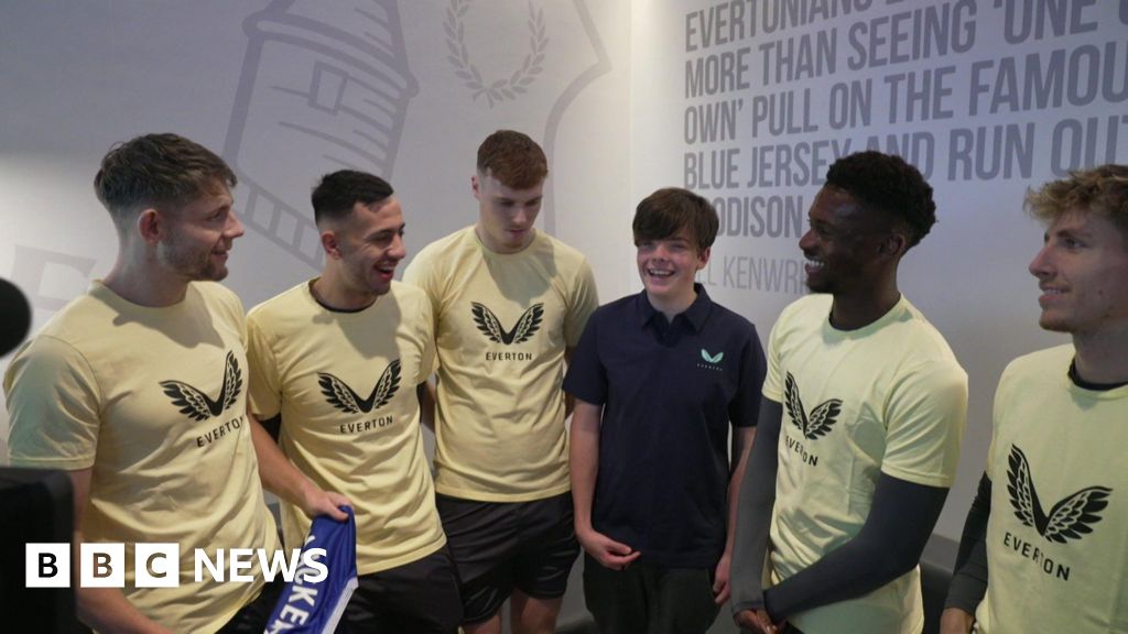 Fan who flew 10,000 miles from Australia for Merseyside derby meets Everton players