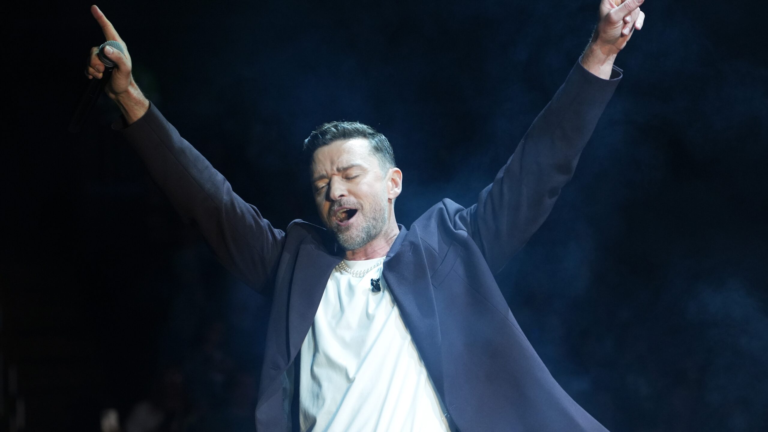 Justin Timberlake Suffers Wardrobe Malfunction on Stage, Needs New Pants