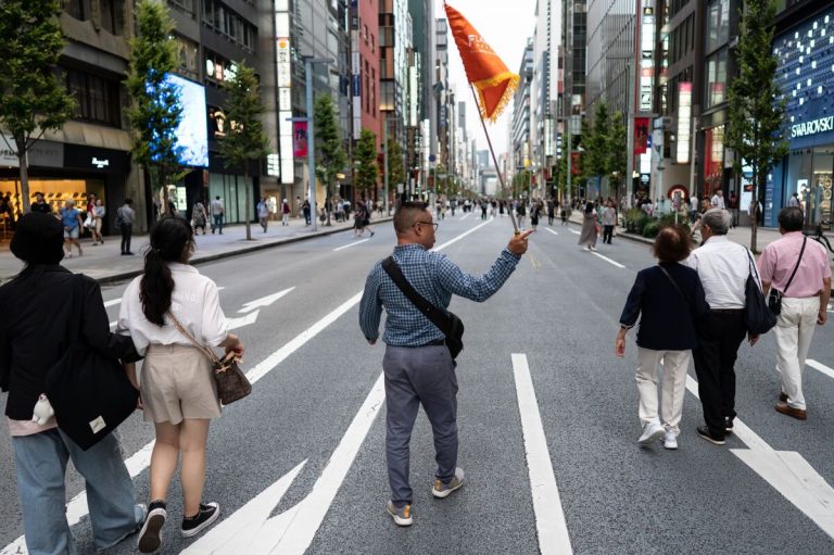 Japan’s Retail, Tourism Stocks Climb on Travel Pact With China