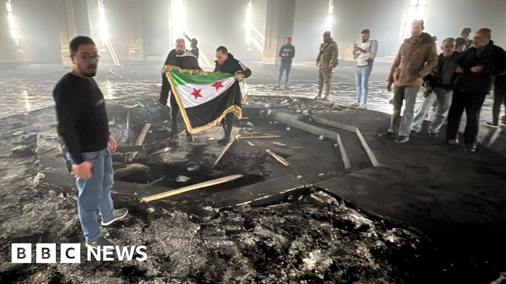 Syria rebels burn tomb of Bashar al-Assad's father Hafez