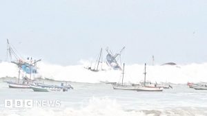 Huge waves strike Peruvian coastline