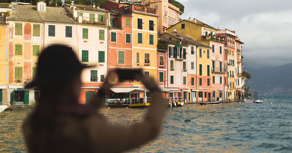 Beautiful European seaside town so sick of overcrowding tourists fined for taking selfies | World | News