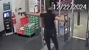 Brazen Thief Uses Tarantino-Like Double-Fisted Guns During Robbery, Video