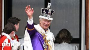 Queen Elizabeth II wore crown at bath time