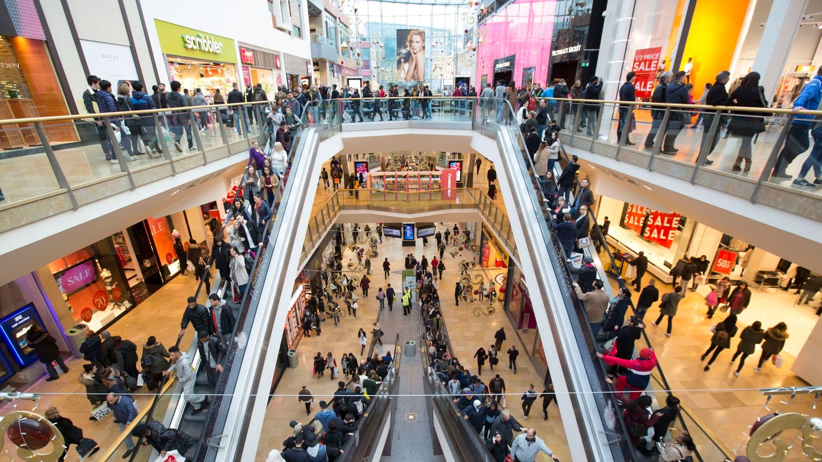 EDITORIAL USE ONLY.Shoppers are seen at the Bullring shopping centre in Birmingham during the Boxing Day sales. PRESS ASSOCIATION Photo. Saturday December 26, 2015. Photo credit should read: Jon Super/PA Wire..