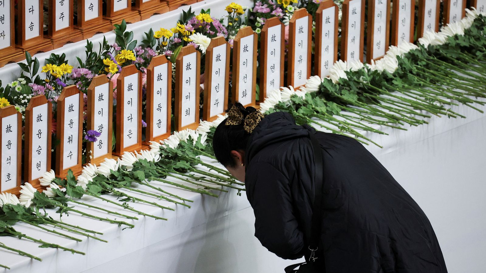 A woman prays at a memorial altar for the victims of the Jeju Air crash. REUTERS/Kim Hong-ji