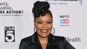 Yvette Nicole Brown Blasts ‘Water-Waster’ Khloe Kardashian