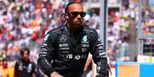 Lewis Hamilton to Ferrari branded a ‘strange’ mistake by F1 chief with Carlos Sainz remark